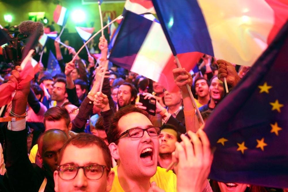 Vo francúzskych prezidentských voľbách uspeli Macron a Le Penová