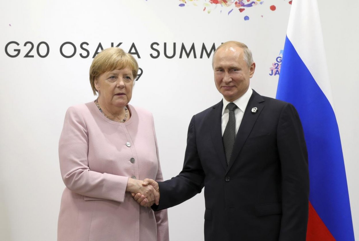 Putin a Merkelová diskutovali o Donbase i možnom summite normandskej štvorky