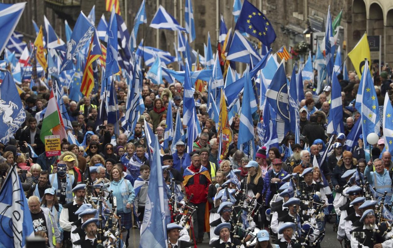 Tisíce ľudí demonštrovali v Edinburghu za nezávislosť Škótska