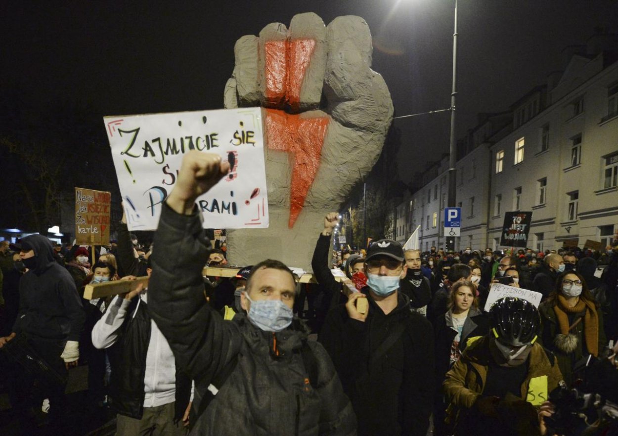 Proti obmedzeniu interrupcií protestovalo v Poľsku 100 000 ľudí