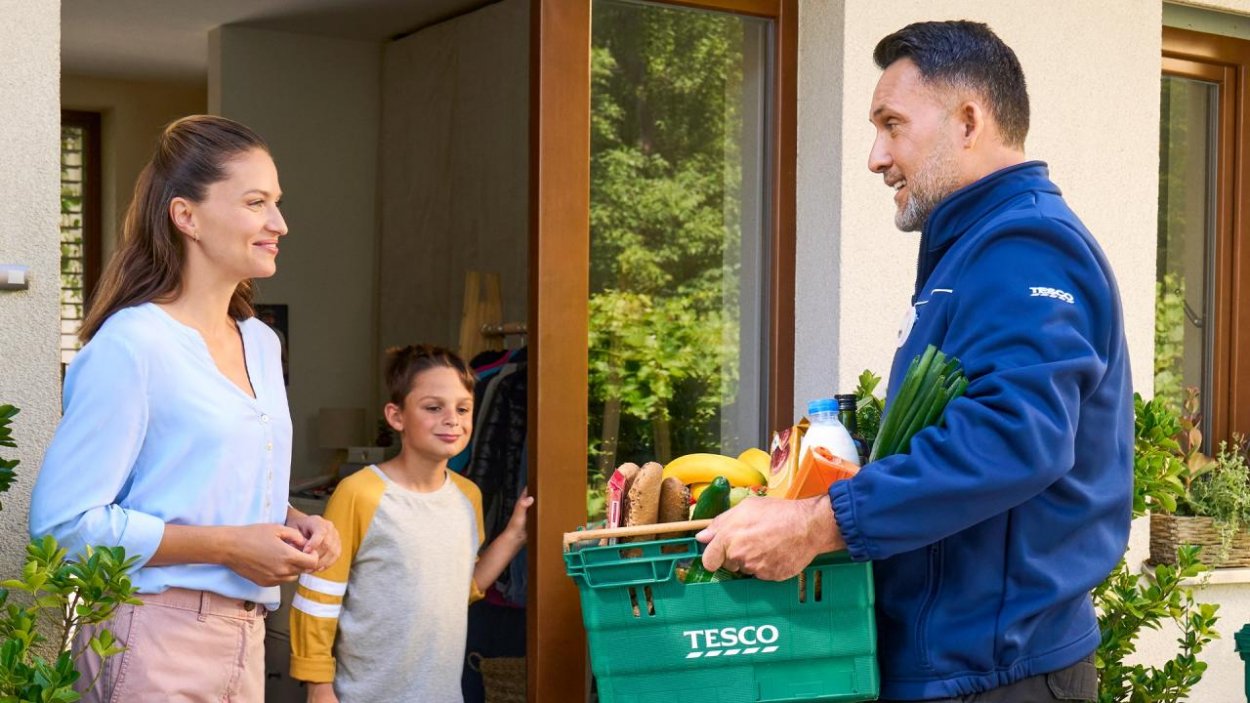 Tesco rozširuje službu online nákupov  pre ďalších stotisíc zákazníkov v Lučenci, Rimavskej Sobote a okolí 