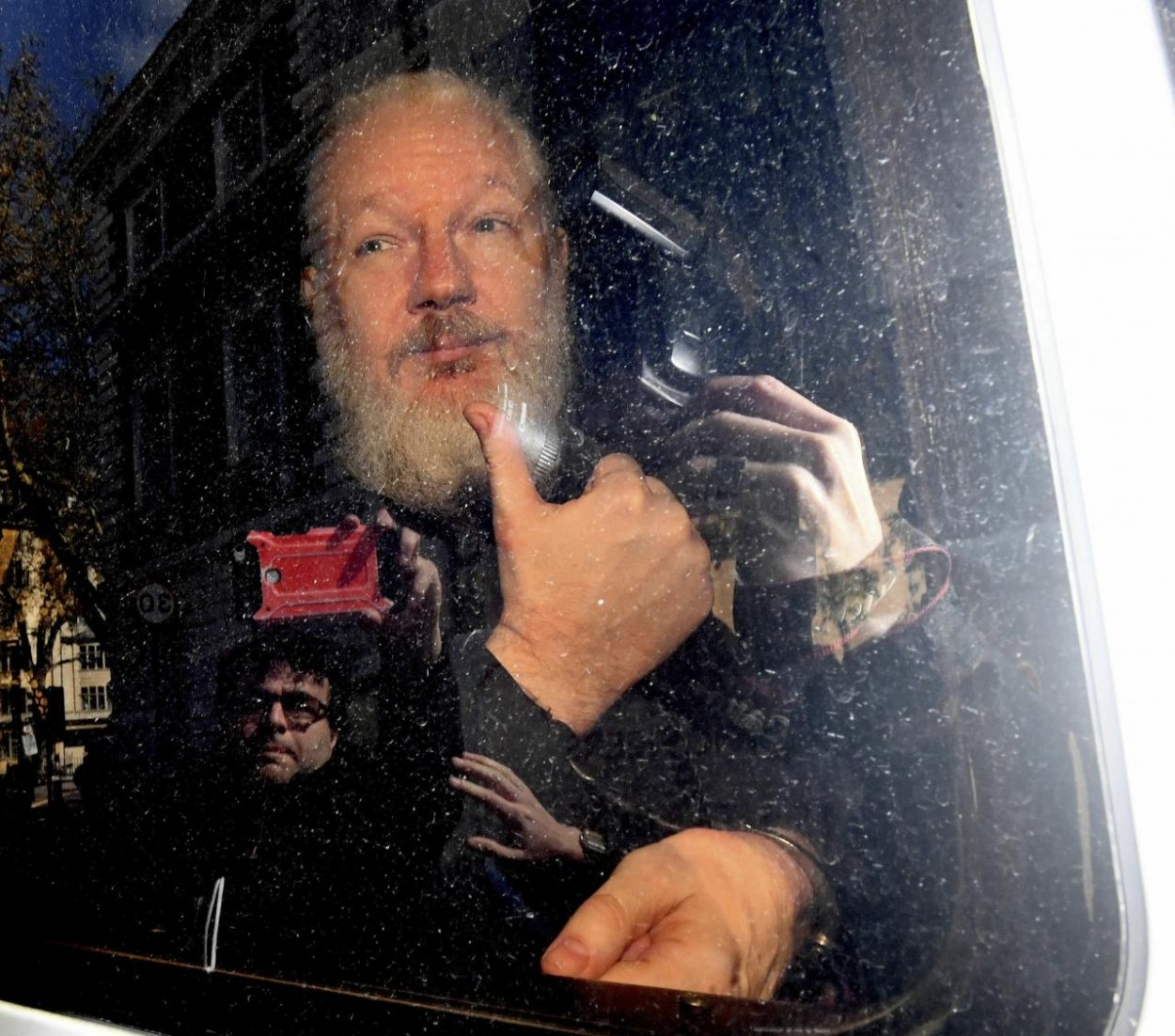 Verdikt pre Assangea: odsúdený na 50 týždňov väzenia