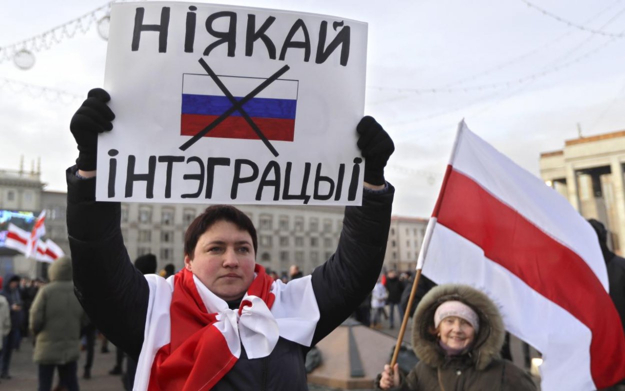 Stovky demonštrantov v Bielorusku vyjadrili nesúhlas s bližším prepojením s Ruskom