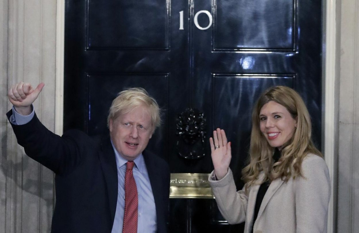 Britský premiér Johnson sa zasnúbil, so snúbenicou očakávajú prvé spoločné dieťa