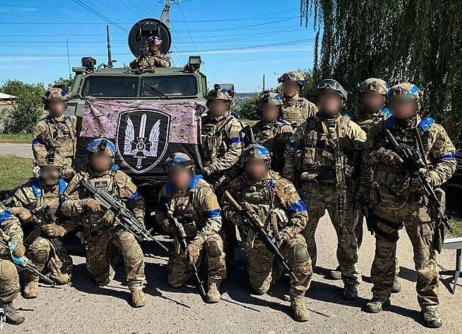 Osem ukrajinských výsadkárov zúrivo vzdorovalo presile tankov, obrnencov aj pechote. Zachytilo to video