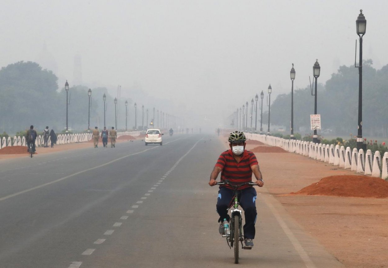 V Indii rozdávajú úrady milióny masiek. Smog zamoril hlavné mesto