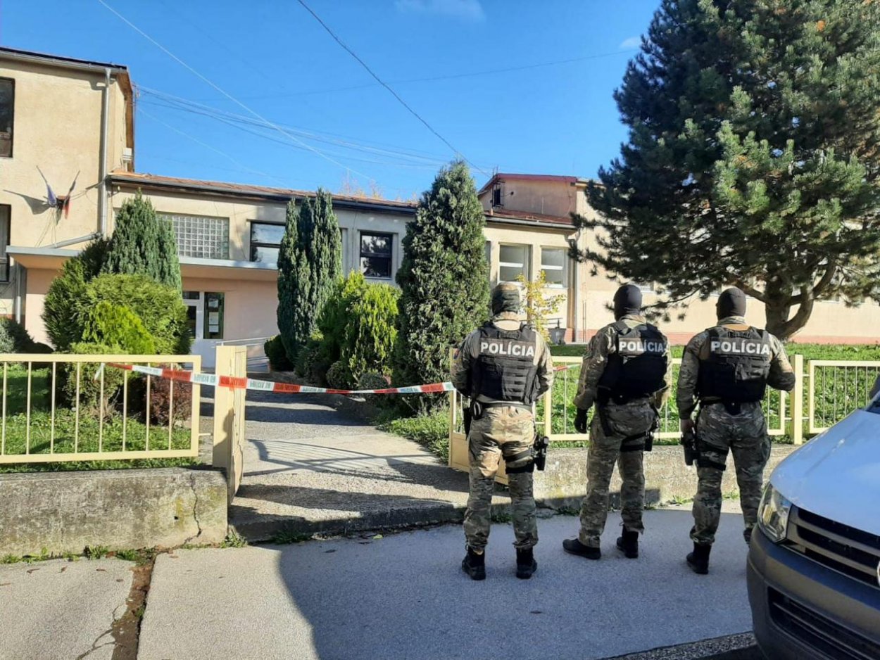 Vyšetrovateľ obvinil mladistvého útočníka v škole v Novákoch z pokusu o úkladnú vraždu
