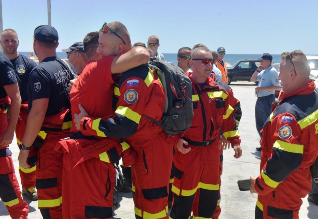 Po deviatich dňoch hasenia požiarov na Rodose sa vrátilo 30 slovenských hasičov