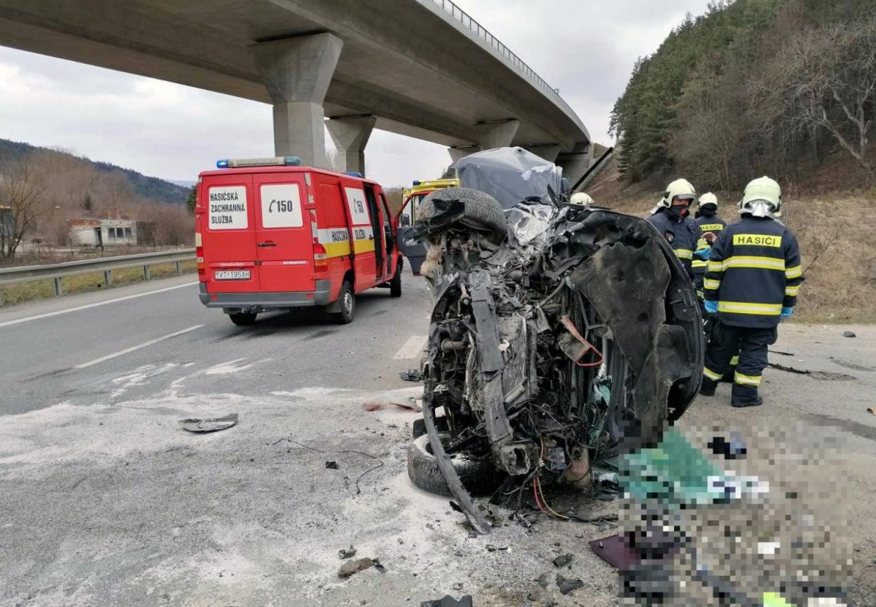 Pre dopravnú nehodu za Malackami smerom do ČR je uzavretá diaľnica D2