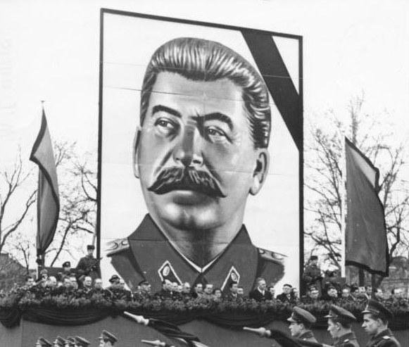 Ruská komunistická strana chce preskúmať, či za smrť Stalina nebol zodpovedný Západ — čo to znamená podľa Tomáša Zálešáka