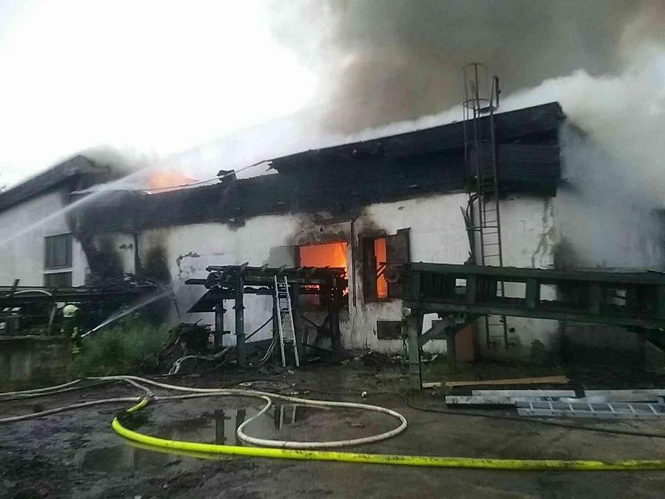 V Oravskom Podzámku horí výrobná hala, škodu odhadli na milión eur