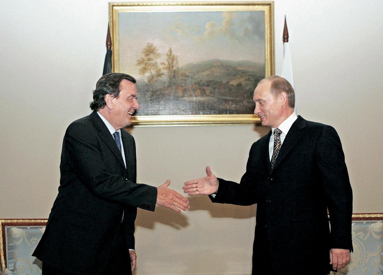 Kremeľ pripustil možné stretnutie Putina so Schröderom, ktorý je v Moskve na dovolenke