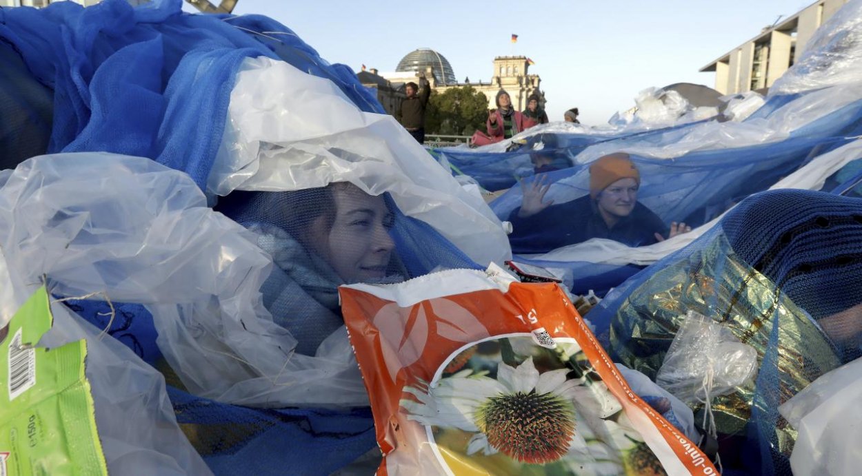 Plastové tašky by sa na Slovensku mohli úplne zakázať, avizoval Sólymos