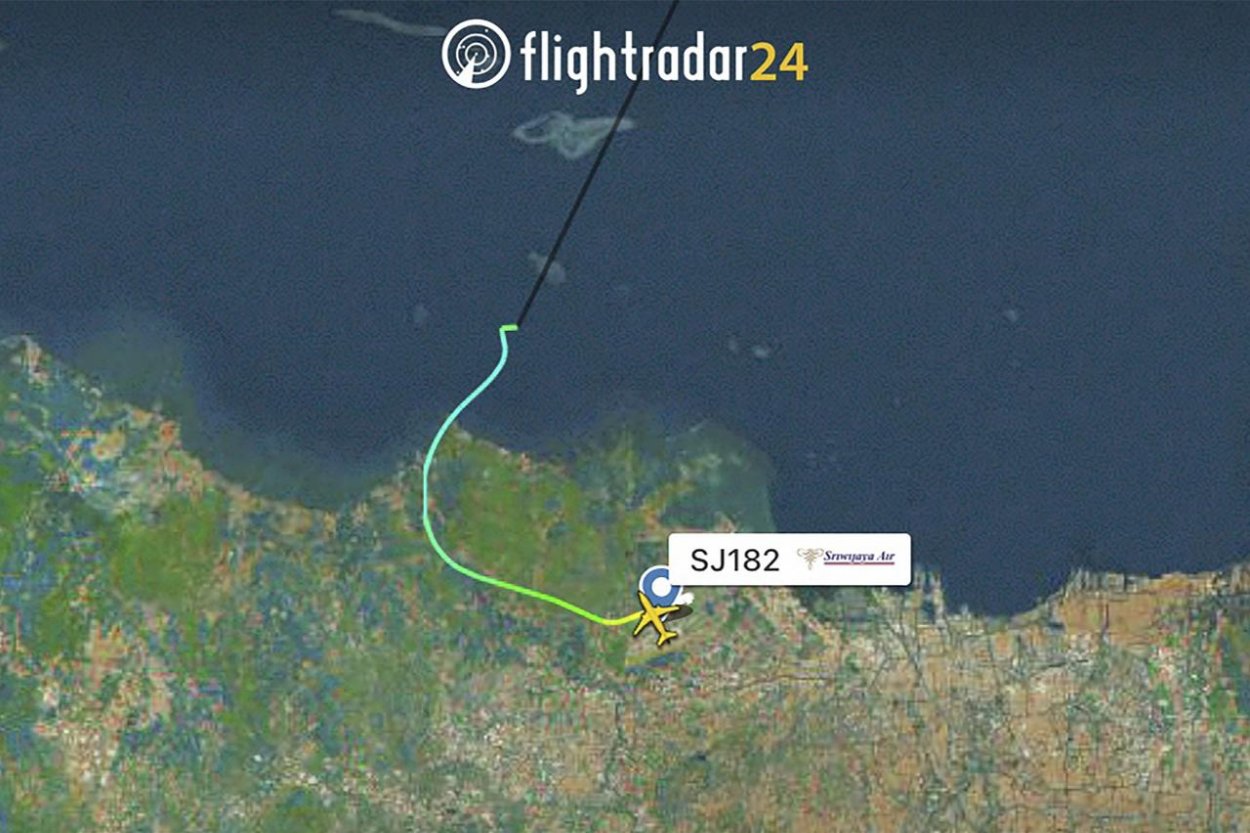 V Jávskom mori sa zrútilo indonézske dopravné lietadlo, na palube bolo 62 ľudí