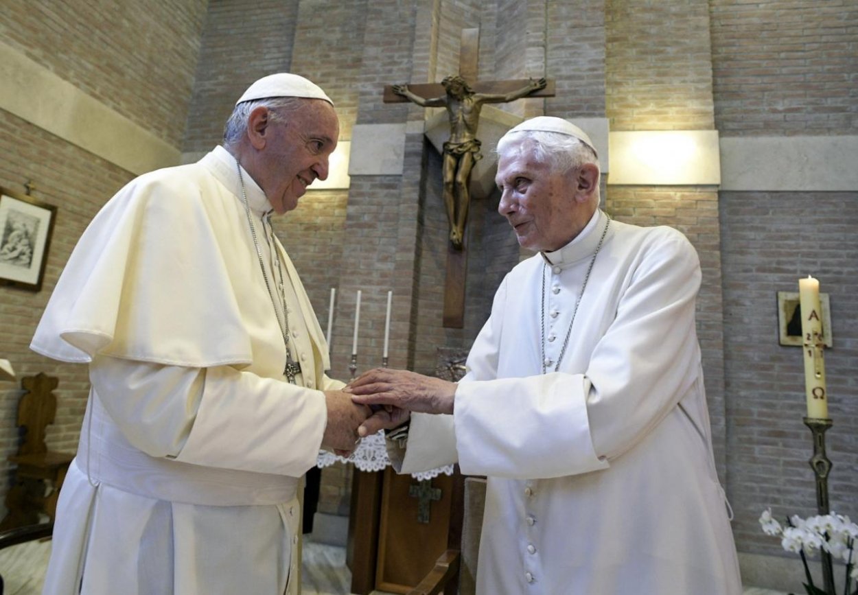 Emeritný pápež v novej knihe kritizuje antikresťanské tendencie v modernom svete