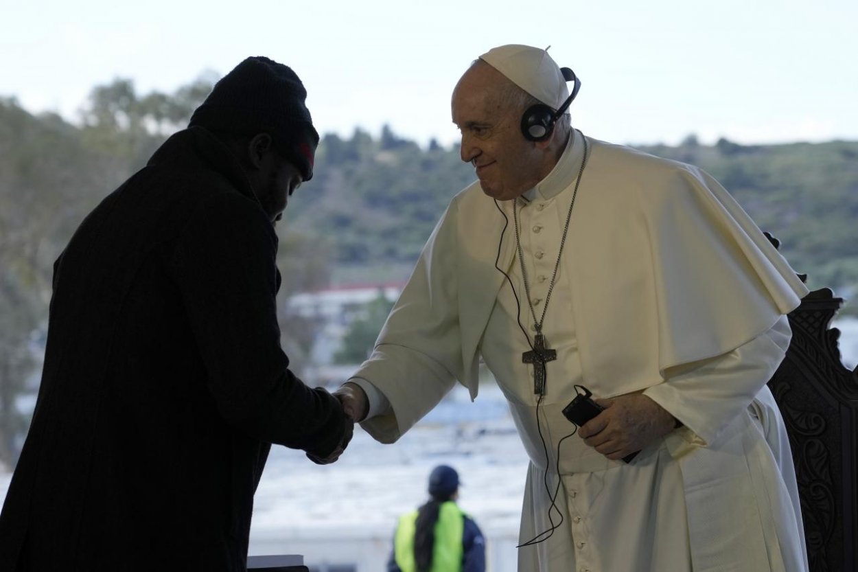 Pápež František prišiel do tábora migrantov na ostrove Lesbos