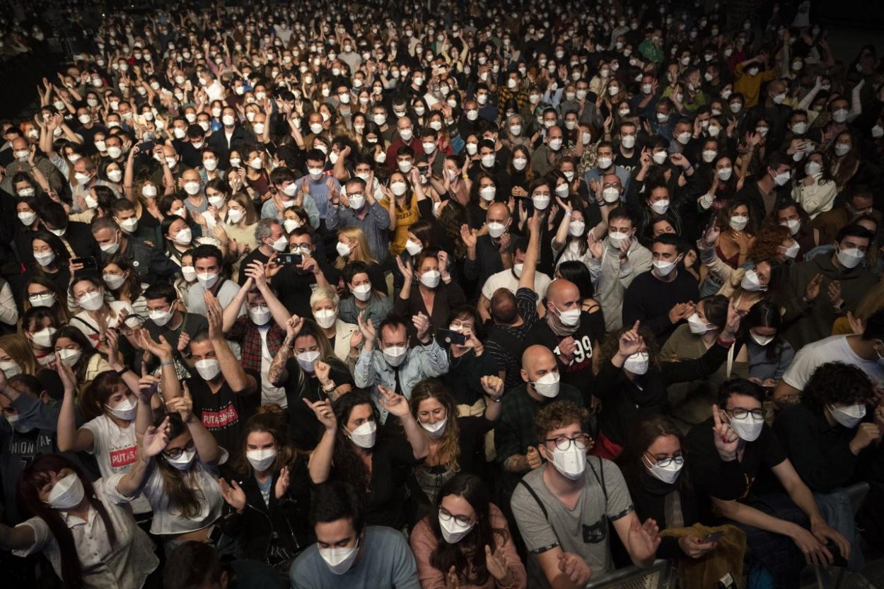 V Barcelone zorganizovali koncert pre 4500 ľudí, kde skúmali šírenie covidu. Ako experiment dopadol?