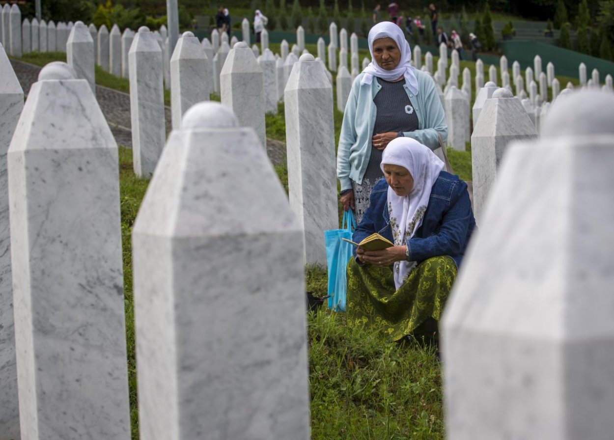 Bývalý bosniansky generál je obvinený z účasti na masakre v Srebrenici