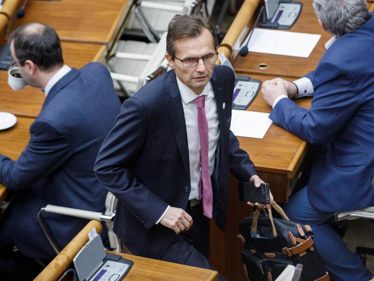 Zvolený poslanec Ľubomír Galko zatiaľ zostáva vo funkcii riaditeľa LOTN