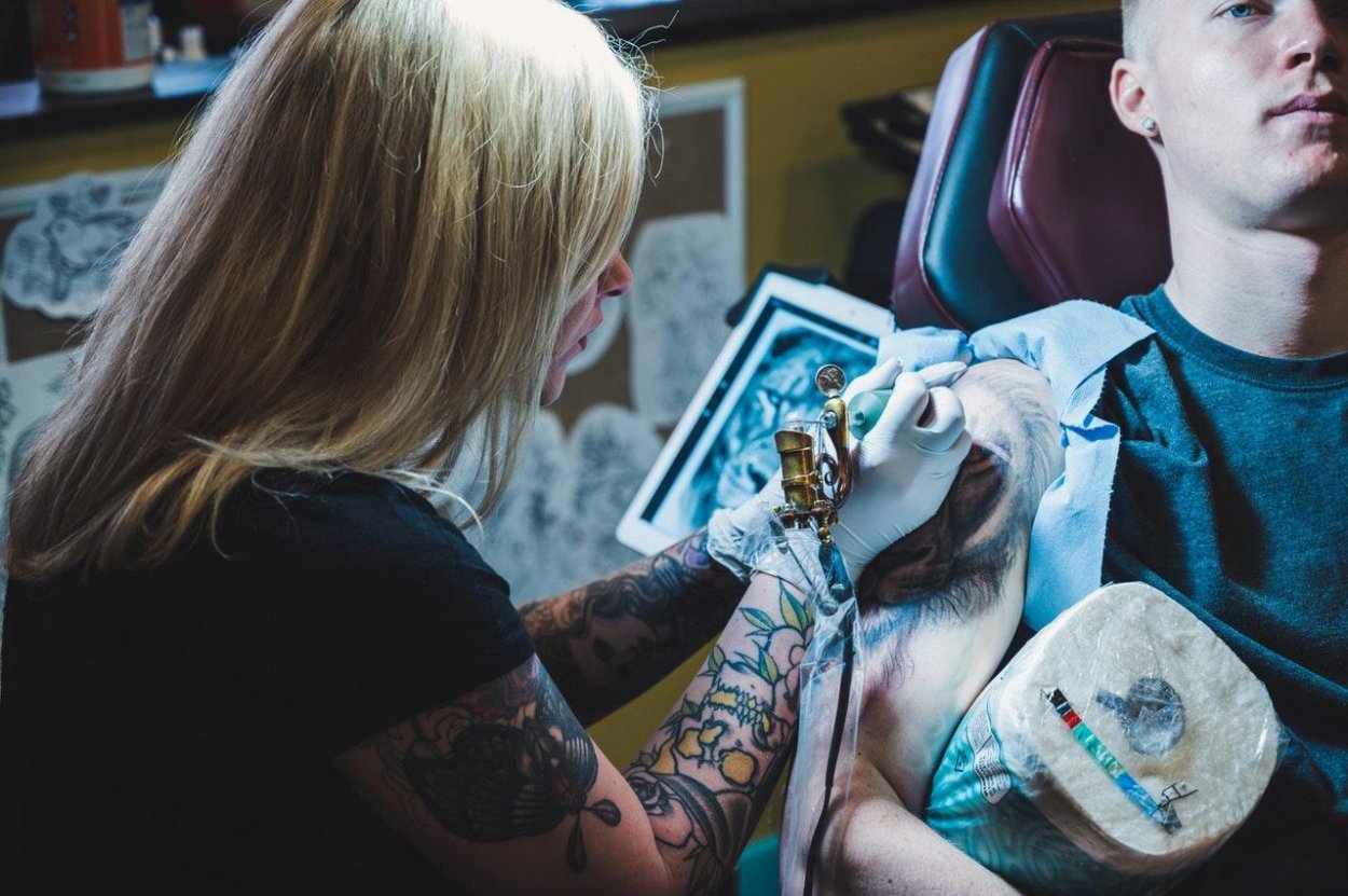Príbeh tetovania: Od námorníckych kotiev k prepracovanému umeniu