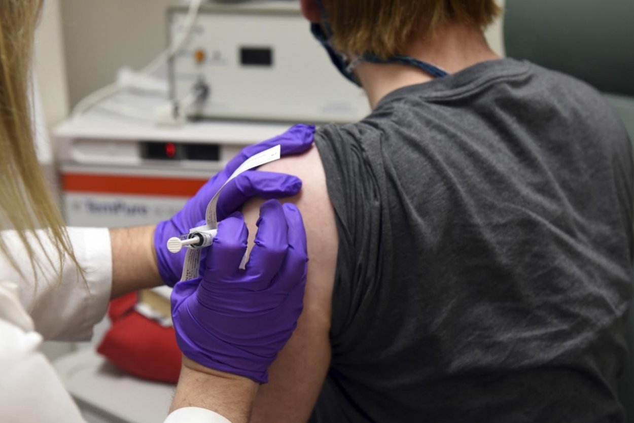 Prví Američania by mohli dostať vakcínu už 12. decembra, uviedol šéf programu vakcinácie