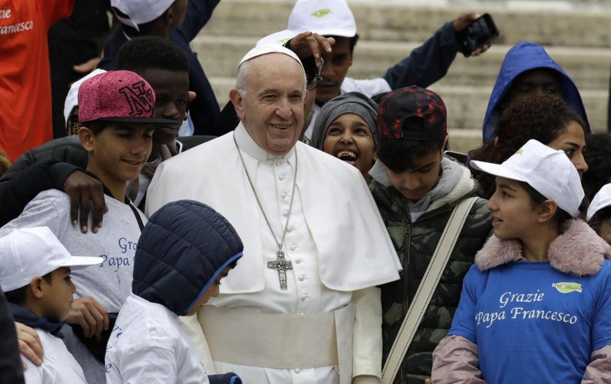 Pápež František previezol vo svojom papamobile deti migrantov 