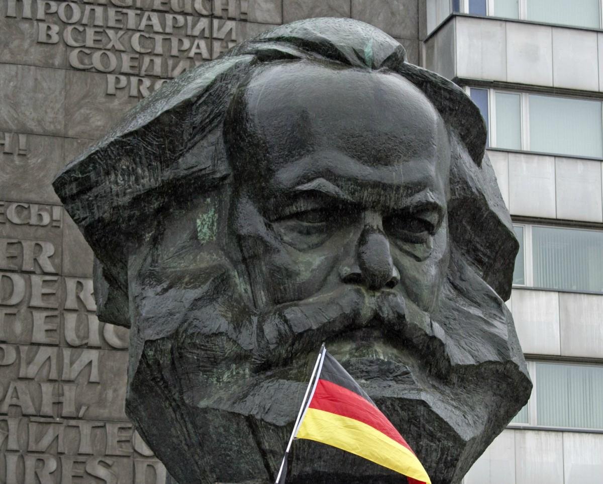 Juncker otevře výstavu o Marxovi a odhalí mu sochu. A co miliony obětí komunismu?