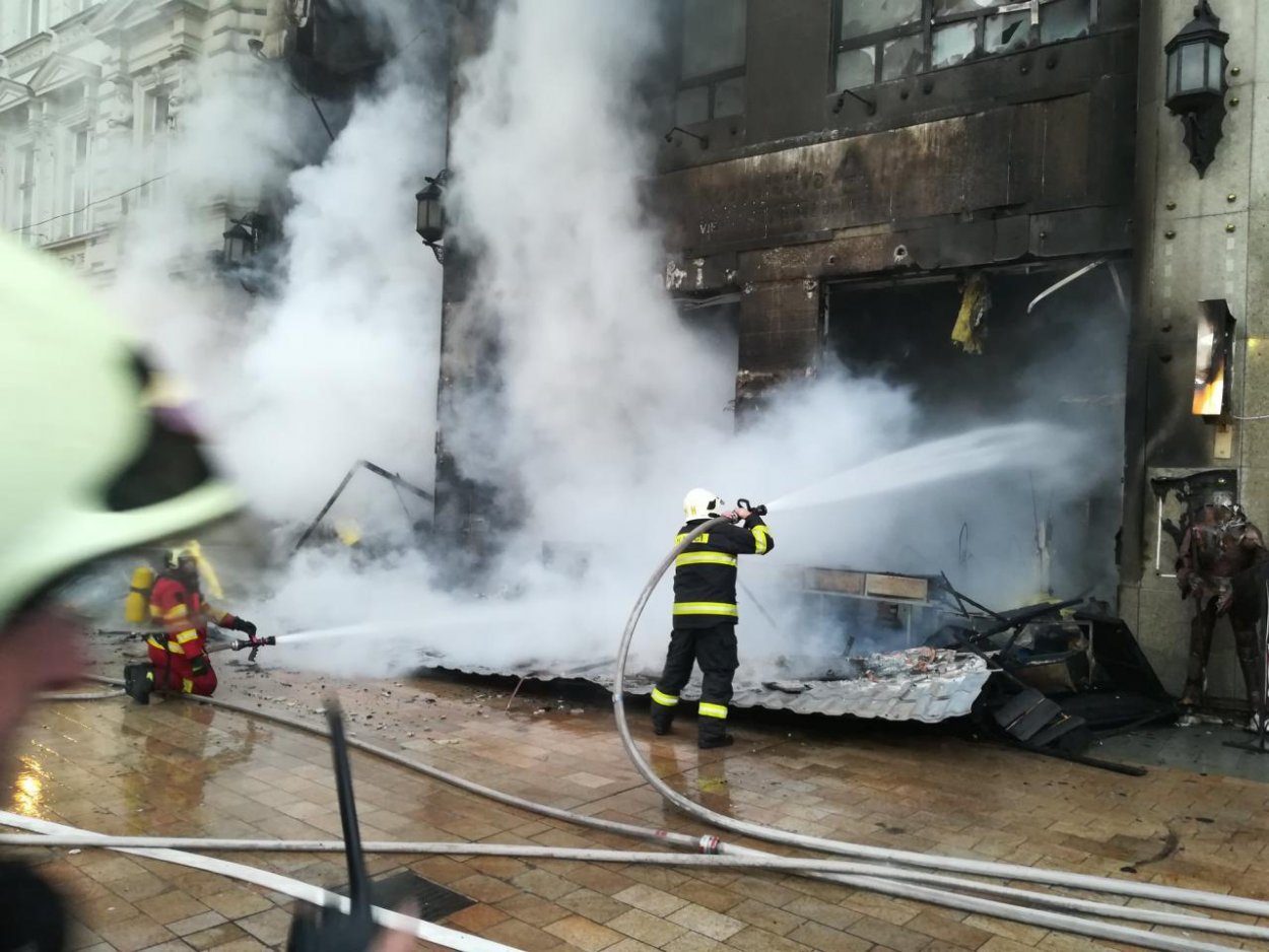 Pri požiari na Hlavnom námestí v Bratislave sa zranil jeden človek