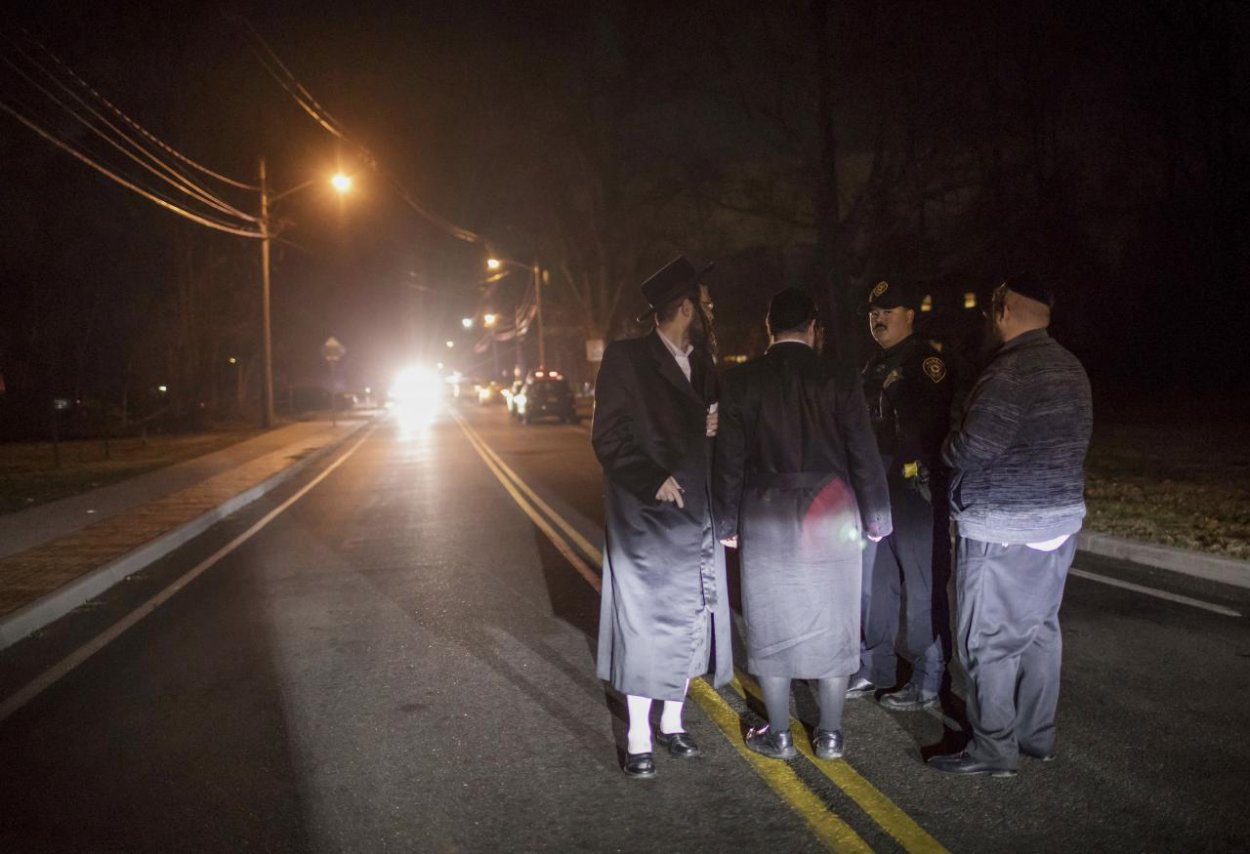 Páchateľa útoku v dome rabína pri New Yorku obvinia z pokusu o päťnásobnú vraždu