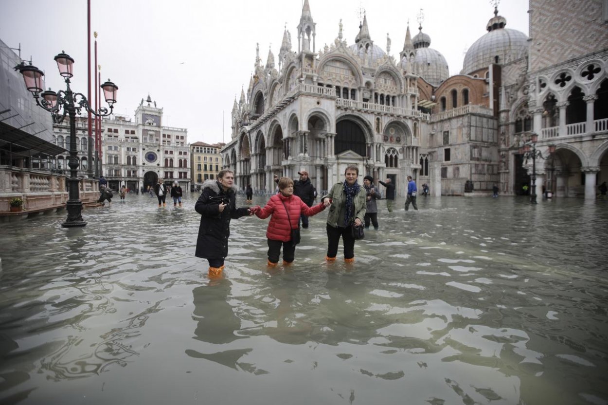 V Benátkach vyhlásili stav núdze, povodne si vyžiadali najmenej jednu obeť