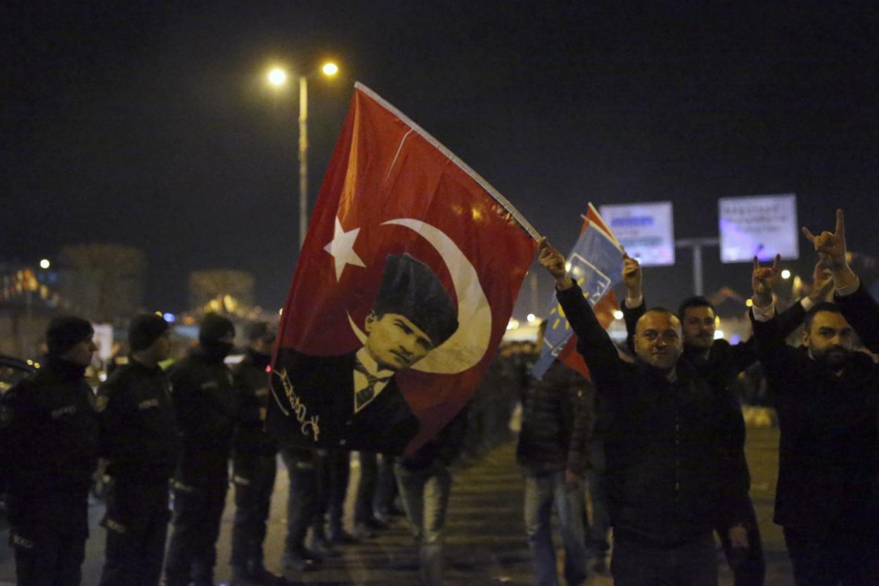 Strana tureckého prezidenta utrpela straty v komunálnych voľbách, on sa považuje za víťaza