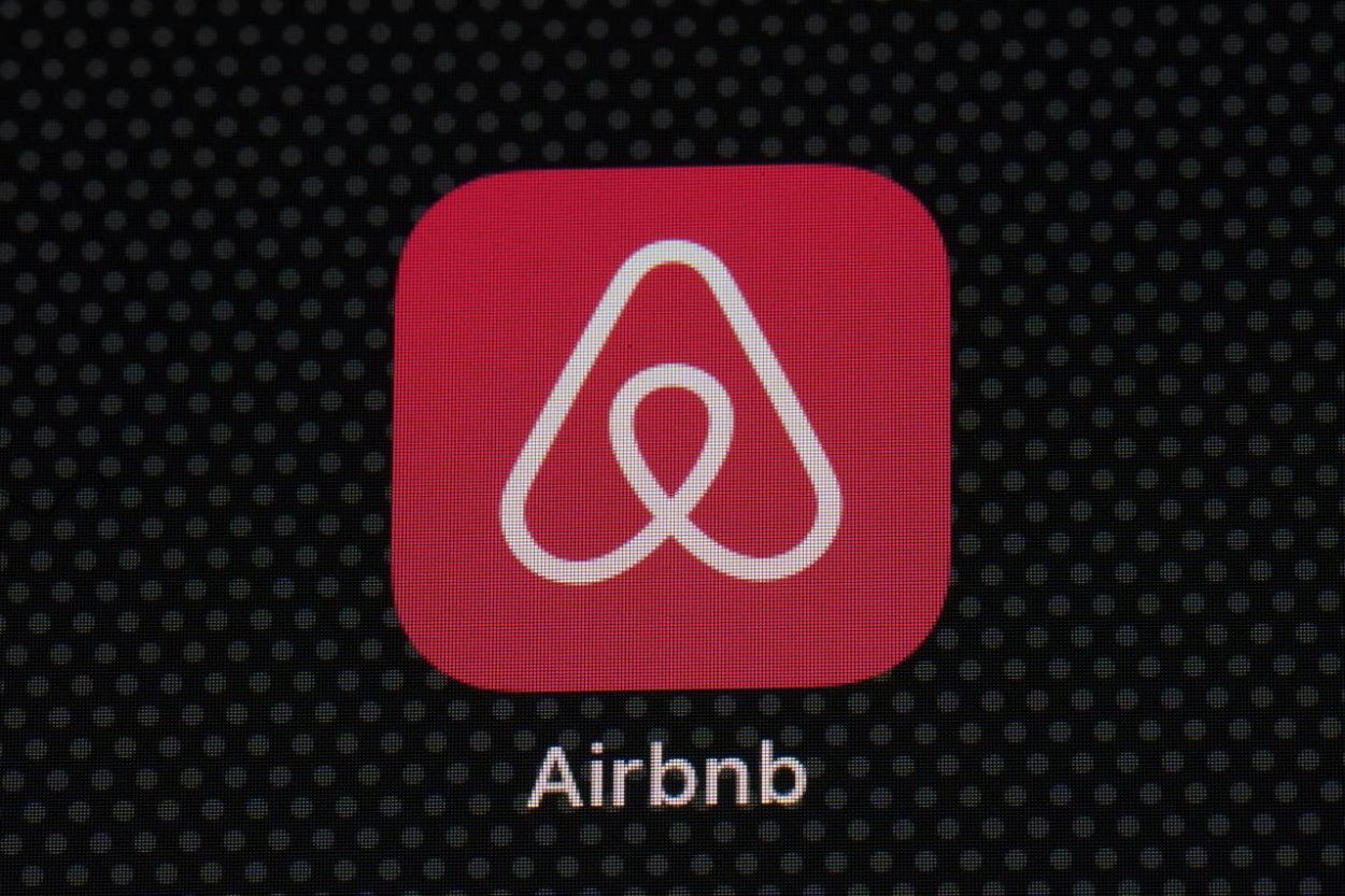 Služby ako Airbnb, ale aj ľudia jazdiaci pre Uber či Bolt čaka od nového roka prísna legislatíva