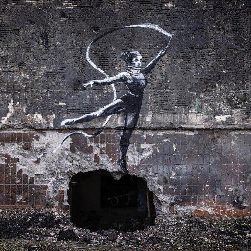 Banksy odhalil novú nástennú maľbu na múre zničenej budovy v Boroďanke