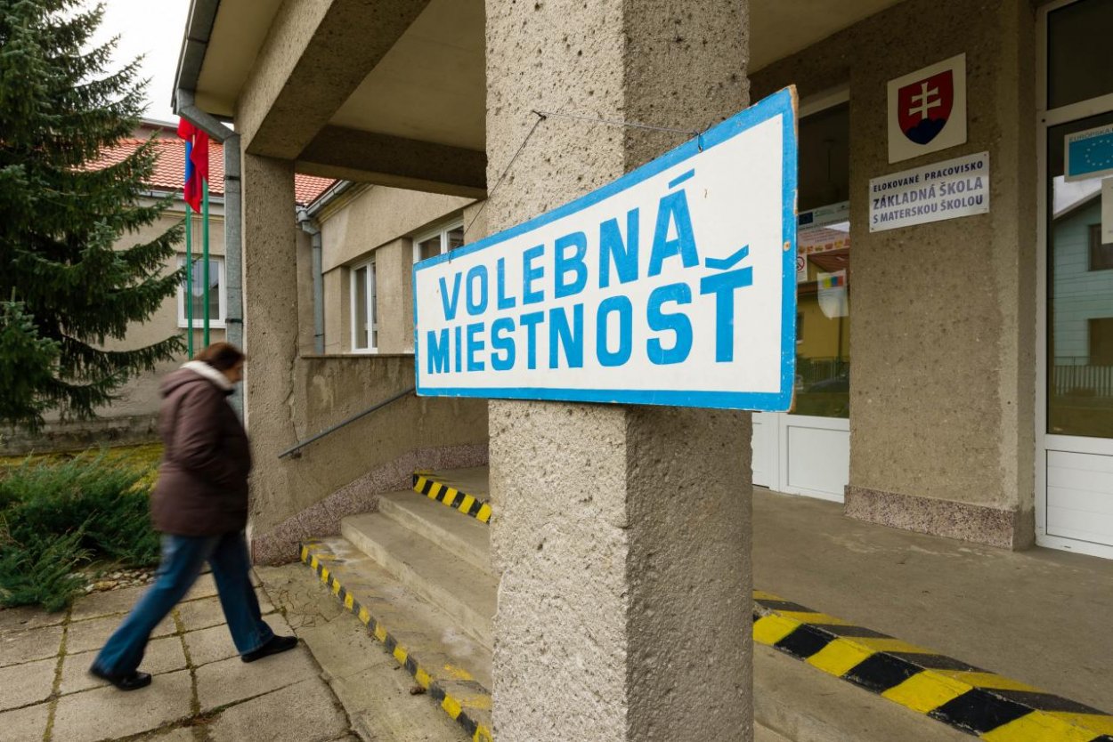 Opozícia podáva podnet na Ústavný súd za neumožnenie voliť Slovákom v zahraničí 