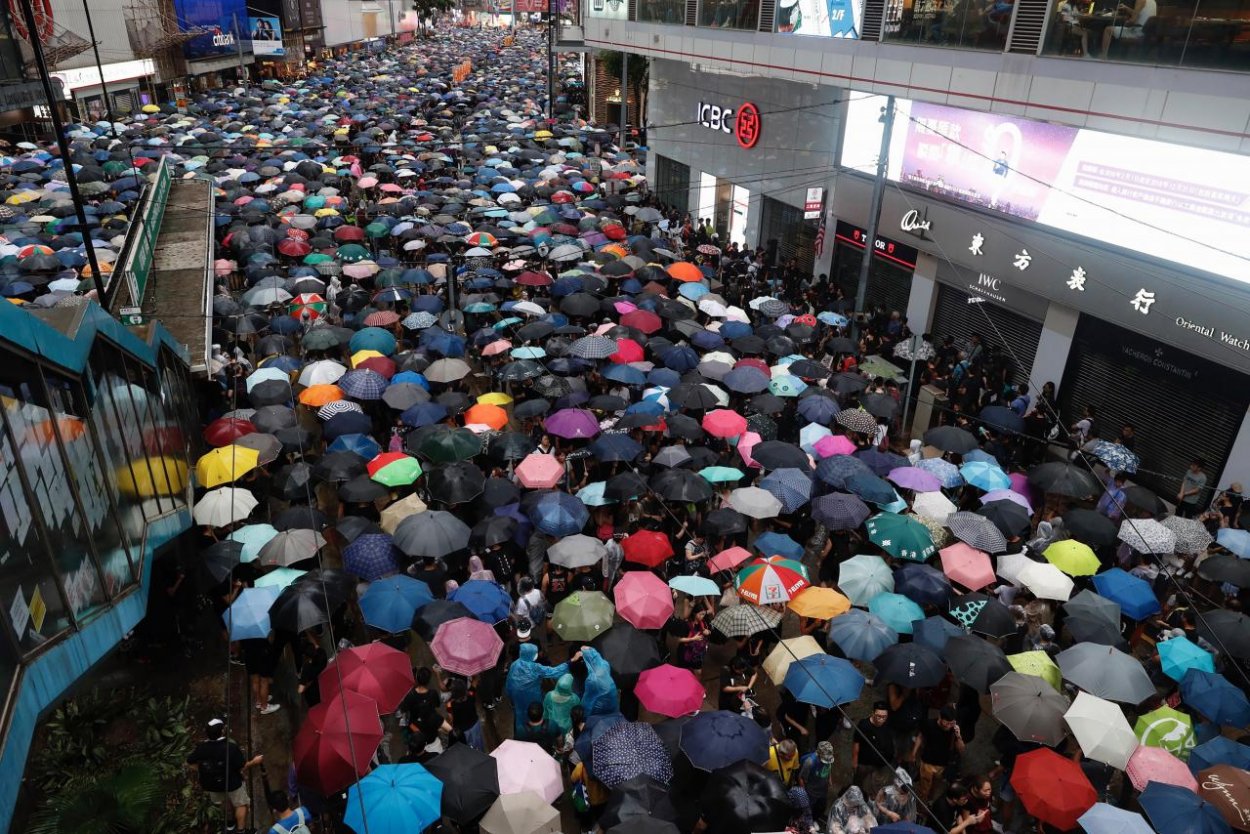 Takmer dva milióny protivládnych demonštrantov sa zišli v Hongkongu aj napriek dažďu a policajnému zákazu