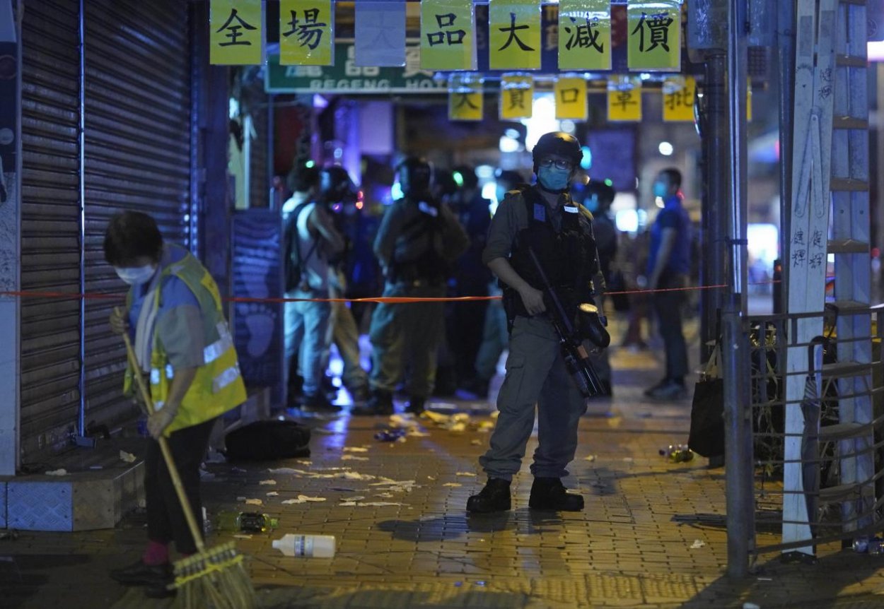 Hongkonská polícia v noci zatkla vyše 200 účastníkov protivládnych protestov