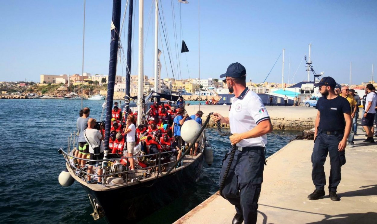 Taliansko nakoniec  povolilo vystúpiť migrantom z lode