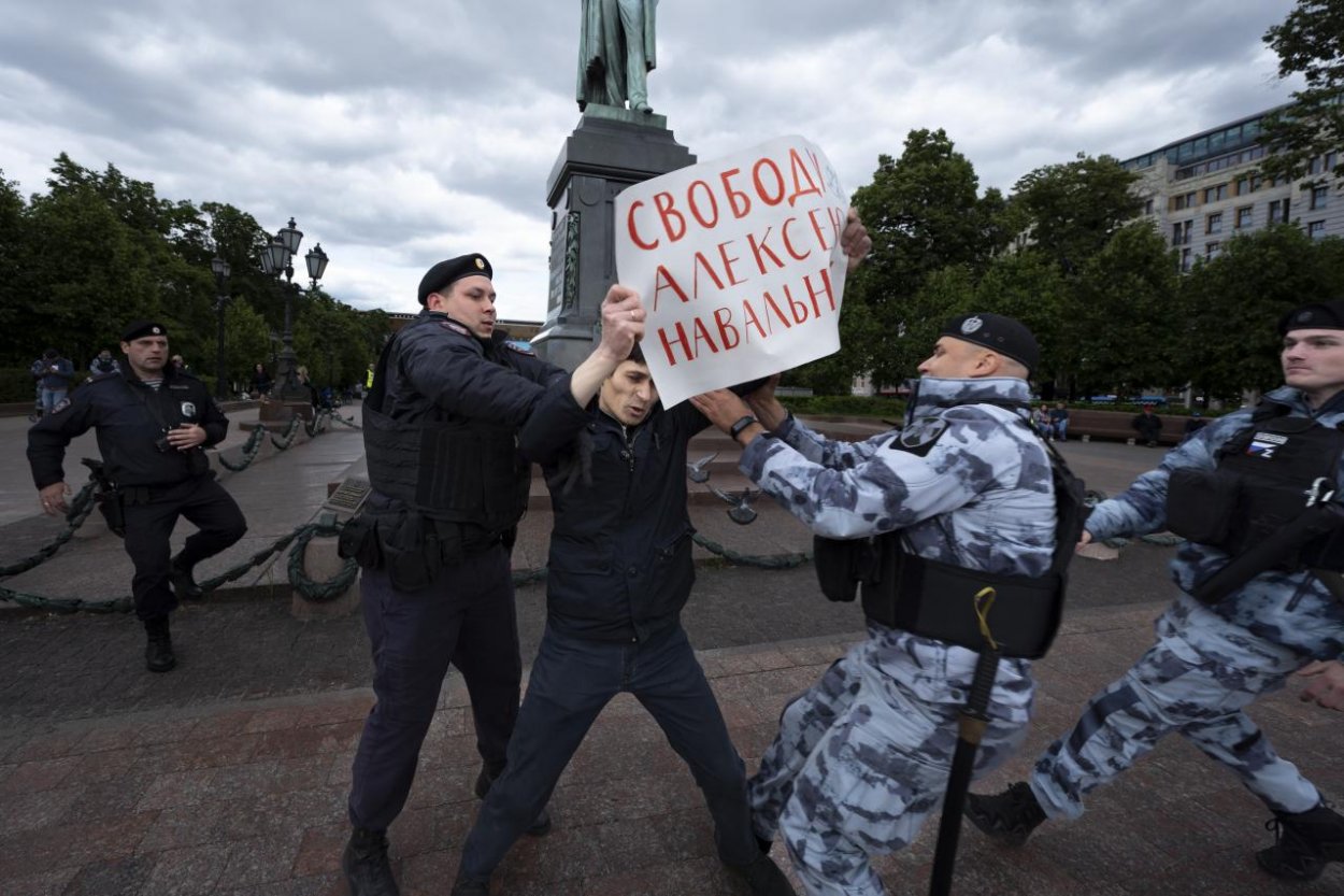 Stúpenci Navaľného demonštrovali na jeho narodeniny v Rusku i iných krajinách