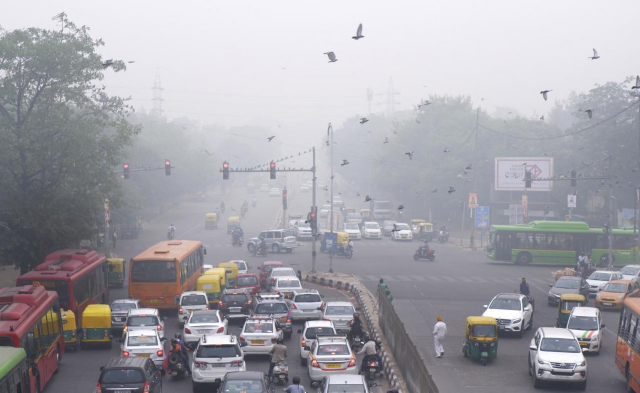 V indickom Dillí obmedzili kvôli smogu dopravu osobnými automobilmi