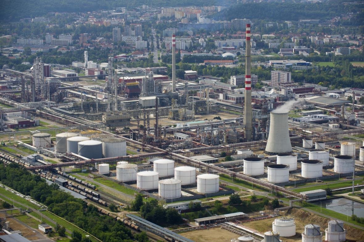 Po výbuchu severne od Prahy v areáli chemických závodov hlásia najmenej šiestich mŕtvych