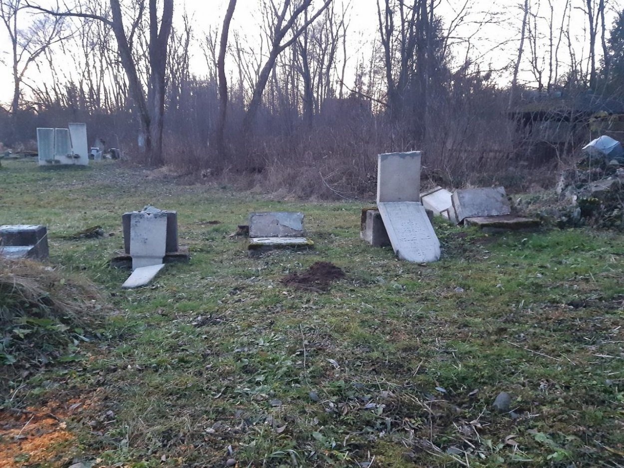 Vandali v Námestove zničili židovský cintorín