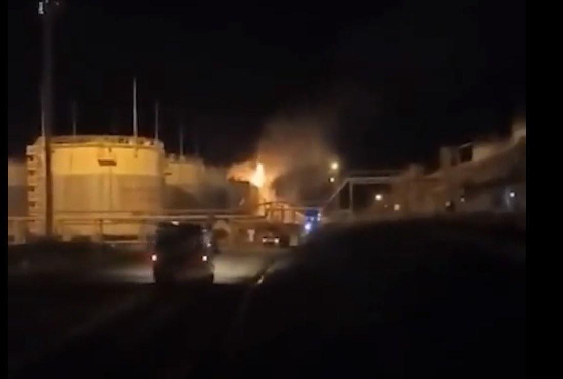 Rusko hlási mohutný požiar v zásobníku paliva neďaleko Krymu