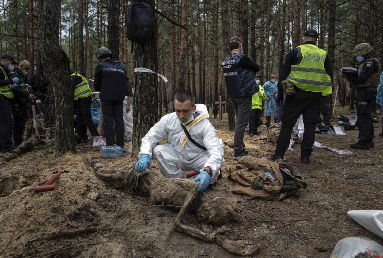 Macron odsúdil zverstvá v Ukrajinskom meste Izium, kde našli masové hroby