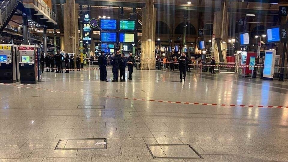 Útočník na parížskej stanici pobodal šesť ľudí, polícia ho postrelila