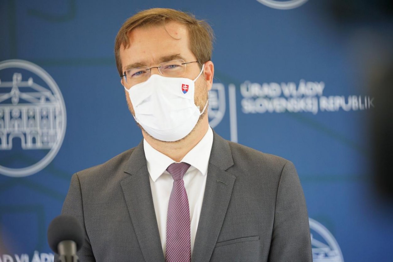 Minister Krajčí pripustil, že termíny operácií sa budú prekladať