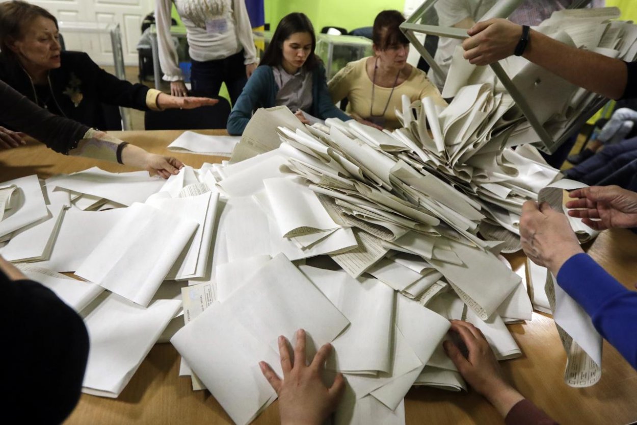 Priebežné výsledky ukrajinských prezidentských volieb: Vedú Zelenskyj a Porošenko