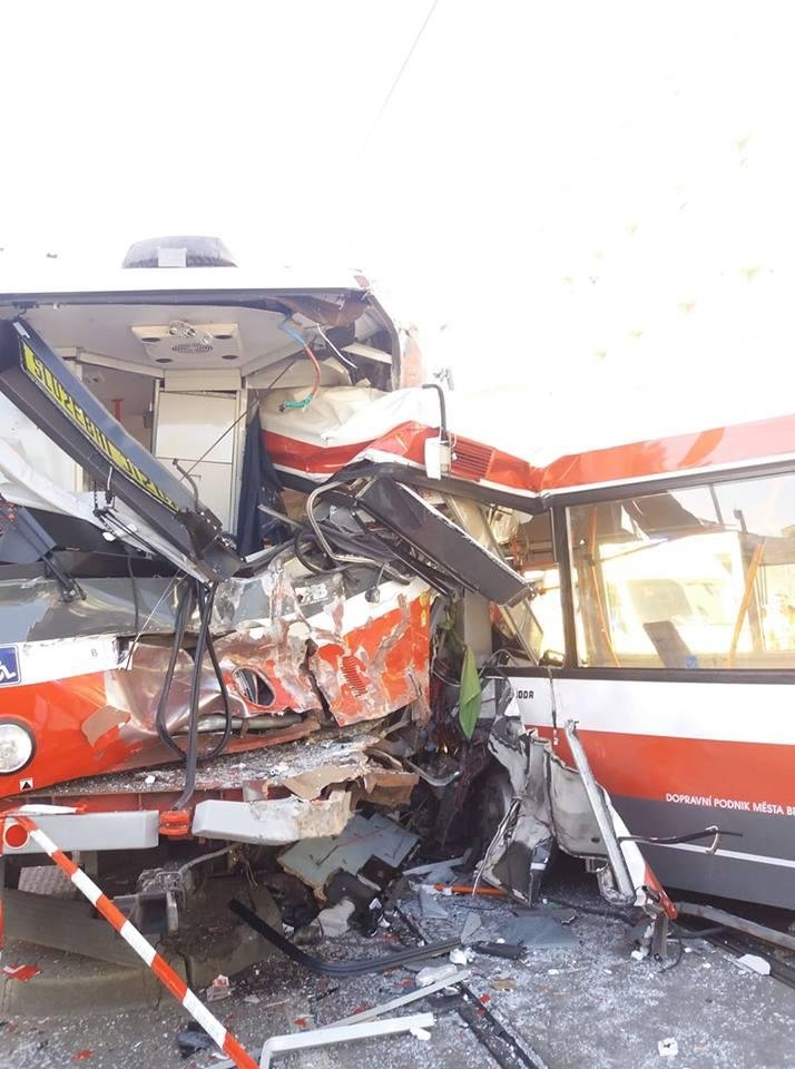 V Brne sa zrazil trolejbus s električkou, zranených je 40 ľudí  z toho 13 ťažko