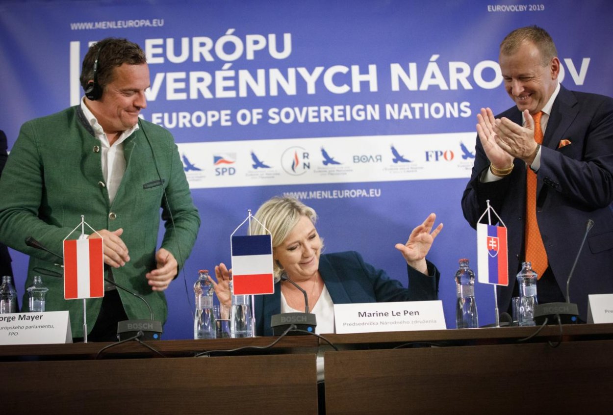 Le Pen spravila v Estónsku údajné neonacistické gesto. Vraj o jeho význame netušila