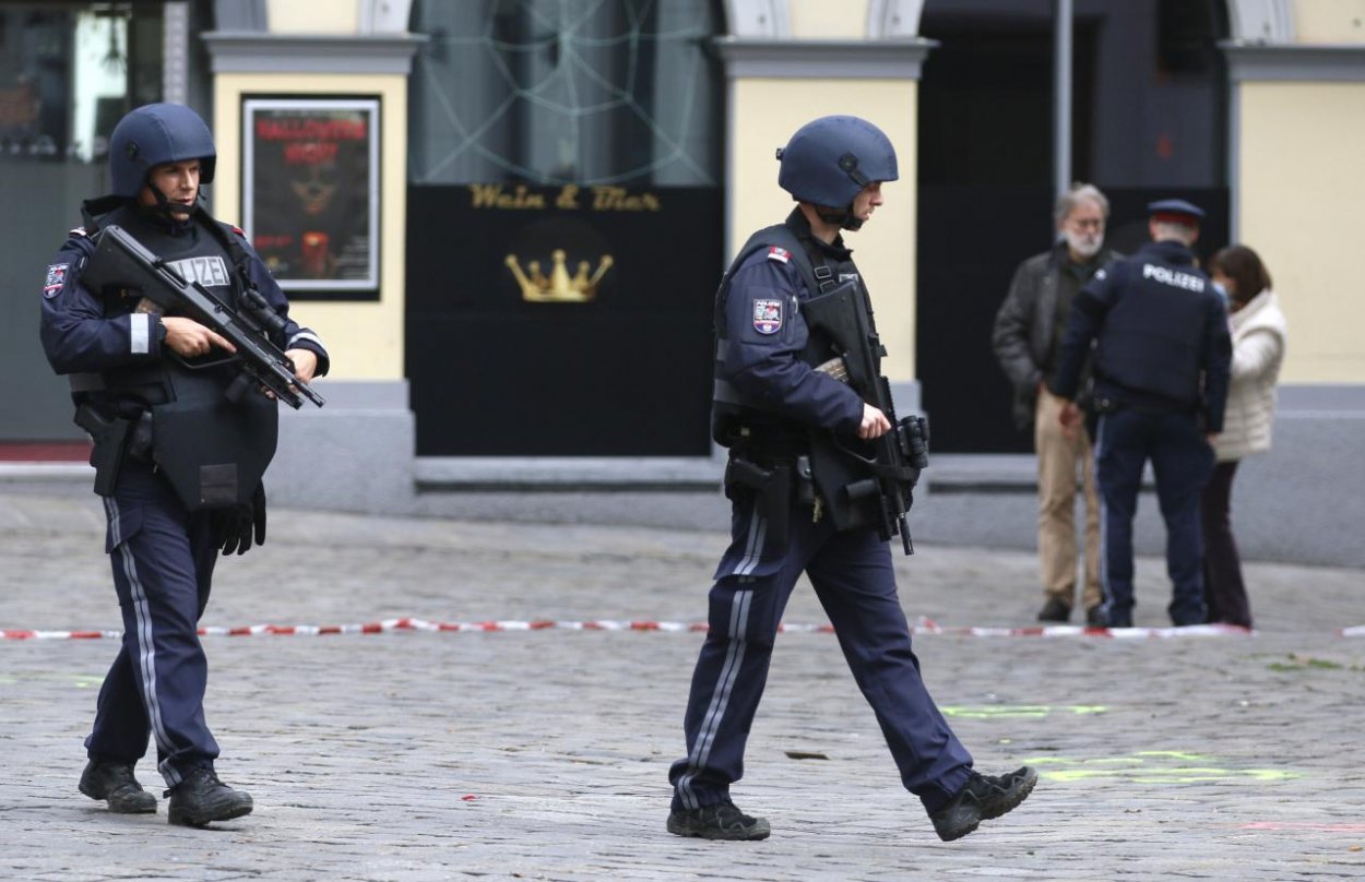 Teroristický útok vo Viedni: Zastrelený útočník získal strelivo na Slovensku, medzi zranenými je aj Slovenka