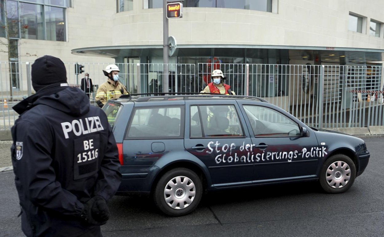 Zadržali muža, ktorý autom narazil do oplotenia sídla kancelárky Angely Merkelovej